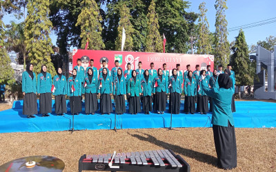 Paduan Suara MAN Tanah Laut Tampil Memukau pada Upacara Penurunan Bendera HUT ke-81 RI
